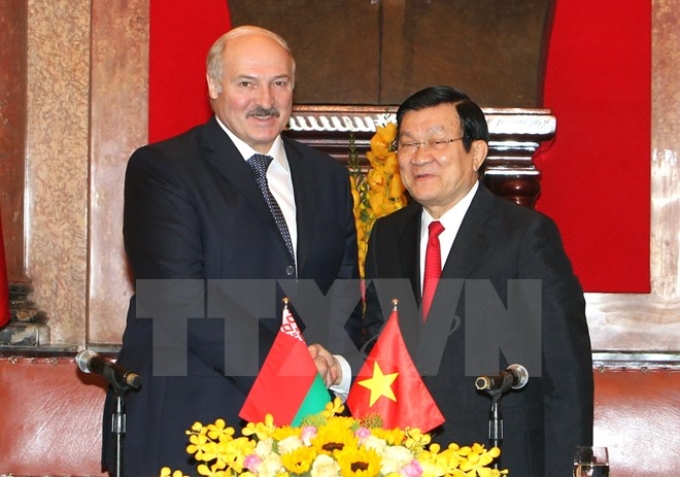 Chủ tịch nước Trương Tấn Sang và Tổng thống Cộng hòa Belarus Lukashenko tại lễ ký các văn kiện hợp tác giữa hai nước. (Ảnh: Nguyễn Khang/TTXVN)